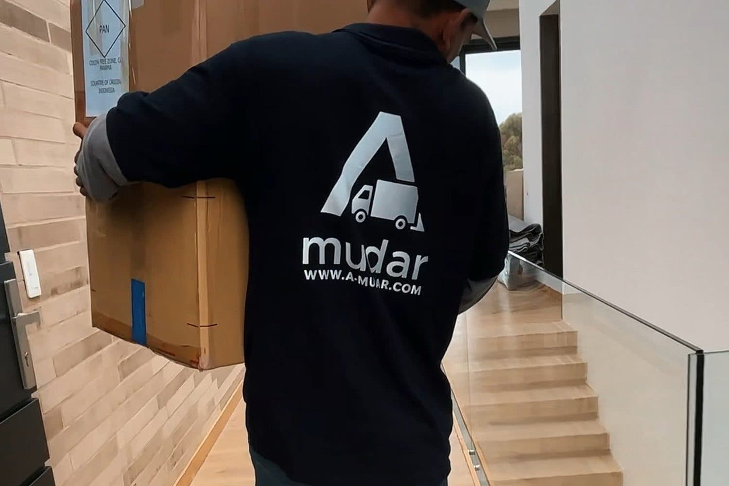 Equipo de Amudar cargando cajas en una mudanza en Bogotá