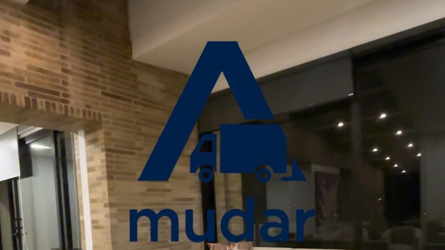 Equipo de Amudar preparando una mudanza de Medellín a Bogotá